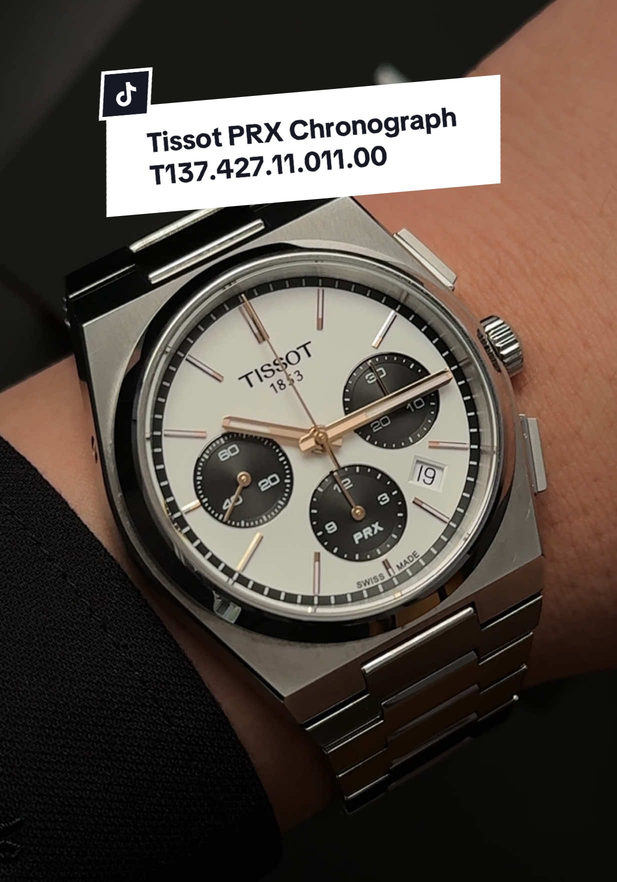 Tissot PRX Chronograph Panda 42 mm – một bản nâng cấp đậm nét so với PRX ba kim. Vỏ tonneau góc cạnh, dial trắng-phối đen kiểu “reverse‑panda”, kim & cọc giờ rose gold PVD. Máy Valjoux A05.H31 (dựa trên ETA 7753), trữ cót 60 h, chronograph 3-6-9 tiện dùng. Bezel và dây thép chải sa-tanh + finishing tỉ mỉ, sapphire hai mặt chống lóa. #TissotPRX #prx #tissot #chronograph ##chronographwatch #SwissMade #huyhocwatch #donghopho #SwissWatch #donghochinhhang #ĐồngHồThụySỹ #ĐồngHồNam #dongho #donghoco #xuhuong 