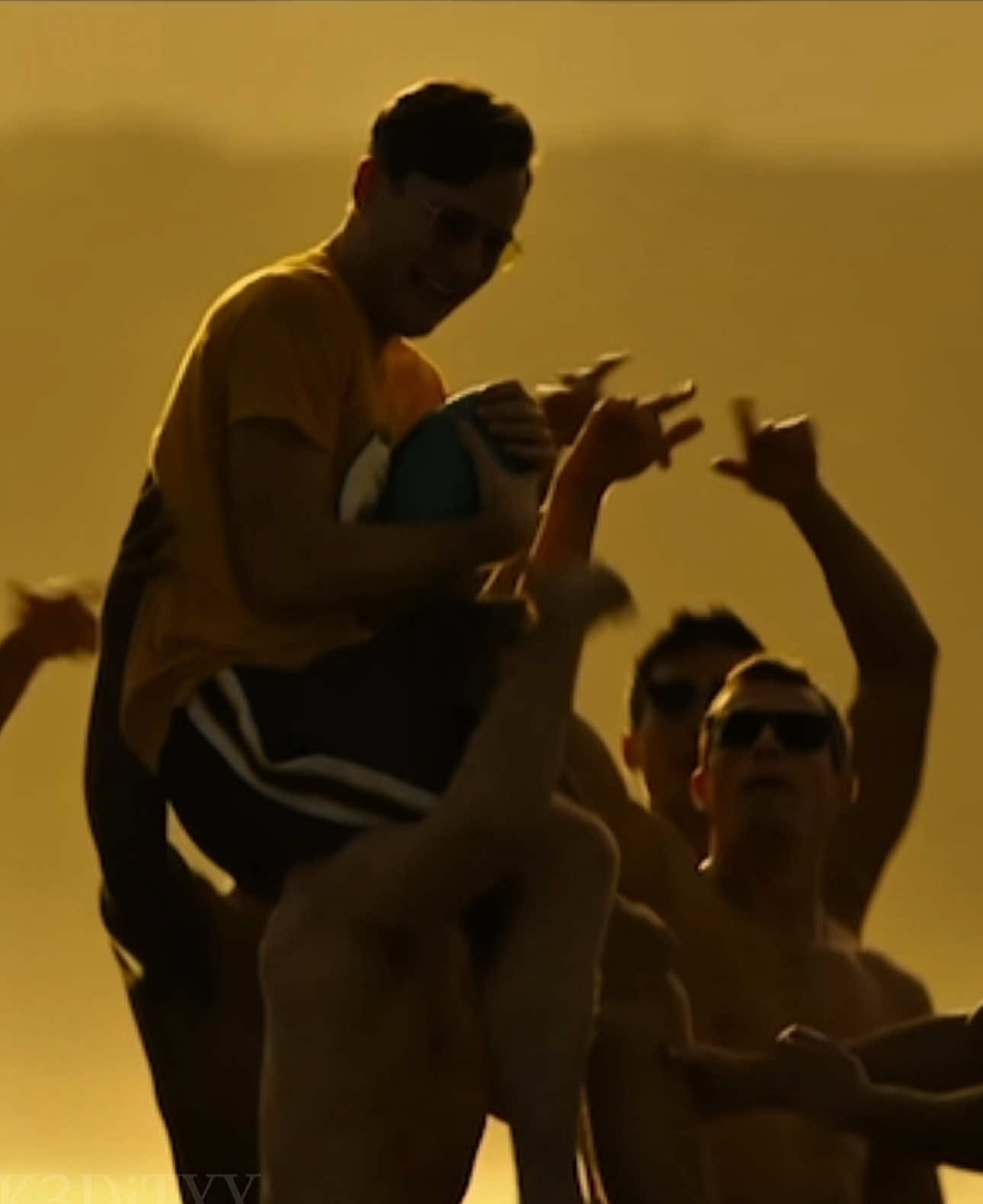 dancin kweens 🕺|| #TOPGUN #topgunmaverick #rooster #maverick #hangman #bob #pheonix #beachscene #topgunsummer #☀️ #capcut #edit #fypシ゚viral #fyp 