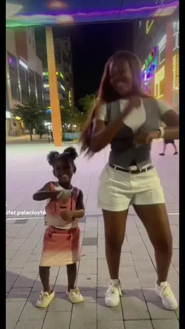 Un bailesito en calles de corea #niñas #baile #dance #parati #fyp #videoviral #niños #salsachoque 