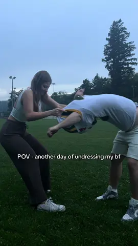 “When you’re not just the girlfriend… you’re also the personal jersey removal assistant🫣🫠 #FootballStruggle #TrikotKampf #CoupleGoals #FootballLife #TrikotAusziehen #StrongGirlfriend #LiebesBeweis #SportlerAlltag #AmericanFootball #TikTokComedy #RelationshipVibes #WennErFootballSpielt #ZuZweitStark #RealLifeStruggles #TikTokPärchen #trendyvideo #fyp #viral 