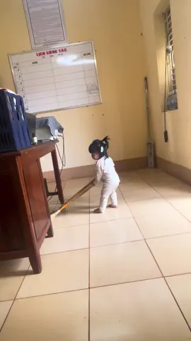 Mới thuê được 1 ẻm quét dọn , chạy bằng sữa , bim , kẹo đồ các kiểu 😆 