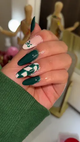 con una gripa tenaz pero uñas divinas✨ #diadeuñitas #uñas #ideasdeuñas #diseñosdeuñas #uñasencasa #esmaltetradicional #tutorialdeuñas #uñascoloridas 