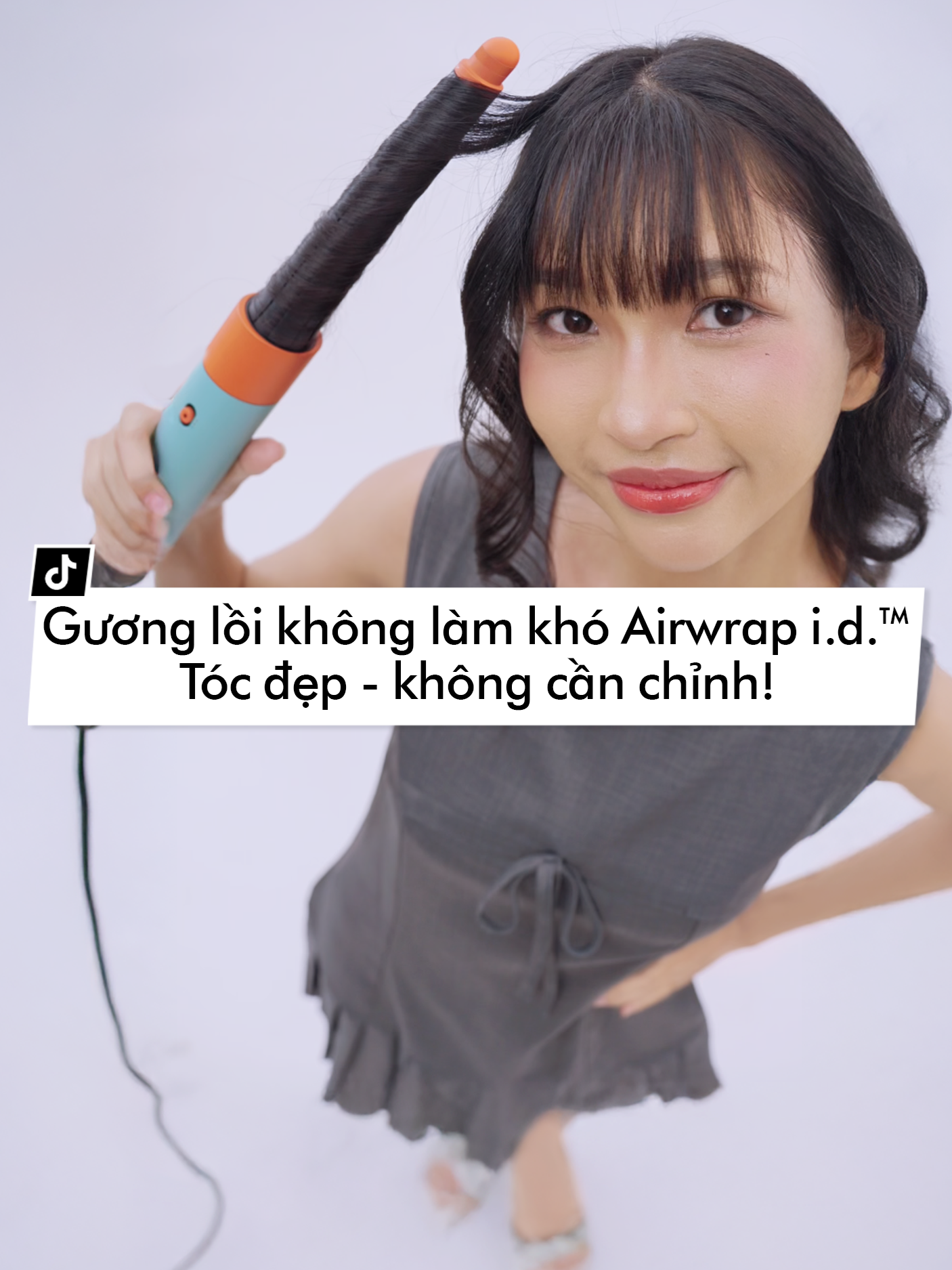 Tạo kiểu trước gương lồi? Tưởng khó mà hoá ra lại vô cùng dễ dàng với Dyson Airwrap i.d.™​! #dyson #dysonvietnam #airwrapid #hairstyle​ #guongcauloi #dysonbeauty