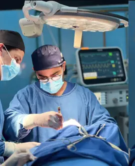 Foto Médico  Neurocirurgião  Cirurgia Cabeça e pescoço  . #cirurgia #cabecaepescoco #neuro #fotografiacreativa #mobile #celular 