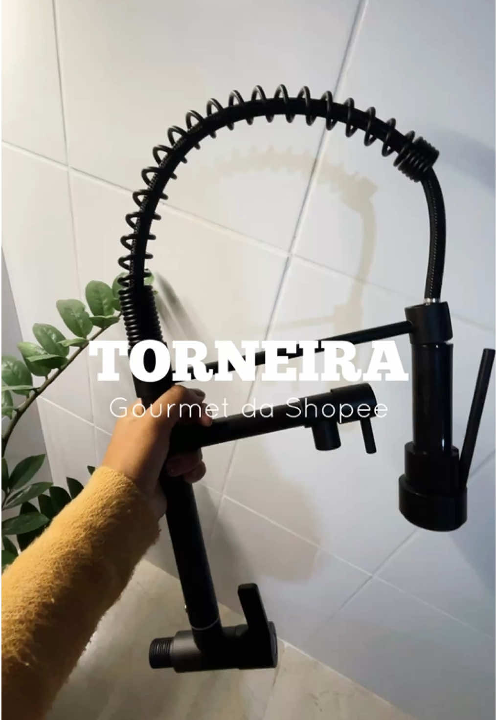 Comprei na Shopee achando que ia me arrepender… Mas olha ISSO 😳🔥 Torneira gourmet, retrátil, com água quente/fria… e o preço??? 👏 A cozinha ficou até mais chique agora kkk 🛒 Link nos comentários! Aproveita antes que acabe! #ShopeeBrasil #AchadinhosShopee #TikTokMeFezComprar #CasaOrganizada #DicaDeCasa #ViralizaTikTok #TorneiraGourmet