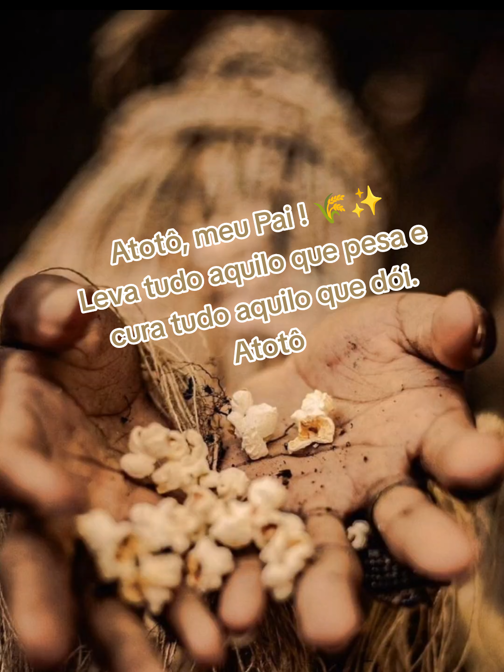 No mês consagrado a Obaluaê, entrego tudo aquilo que já não me serve mais. Entrego minhas dores, meus medos, minhas doenças da alma e do corpo. Que Pai Omolú leve o que precisar ser levado e cure o que ainda precisa ser curado. Que agosto comece com fé, limpeza e recomeço. Atotô, Obaluaê! 🌾⚪🔥 #umbanda #obaluae #omulu #espiritualidade #obaluaê 