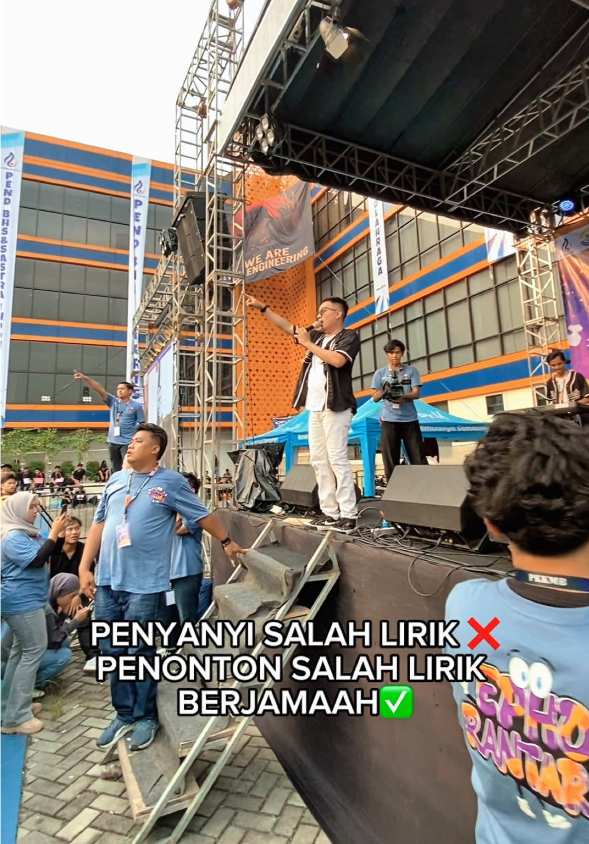 Jadi kemarin siapa yang salah lirik nih 😜 komen cobaaaa dibawahhh @UNIVERSITAS TANGERANG RAYA  . #fyp #eraquita #koploan #bandkoplo #koplotangerang #pkkmbuntara2025 #ephorantaravol2_1 