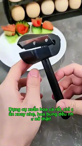🥕 Muốn đĩa rau đẹp như nhà hàng? Xoay 1 vòng là ra hoa! Dụng cụ cắt xoắn cà rốt – nhỏ gọn, dễ dùng, ai cũng làm được. Decor món ăn đỉnh hơn, Tết – tiệc  mâm cỗ đều cần có món này! #dungcunhabep #xoanhoacàrốt #decorbanan #nauan #meovatnhabep 