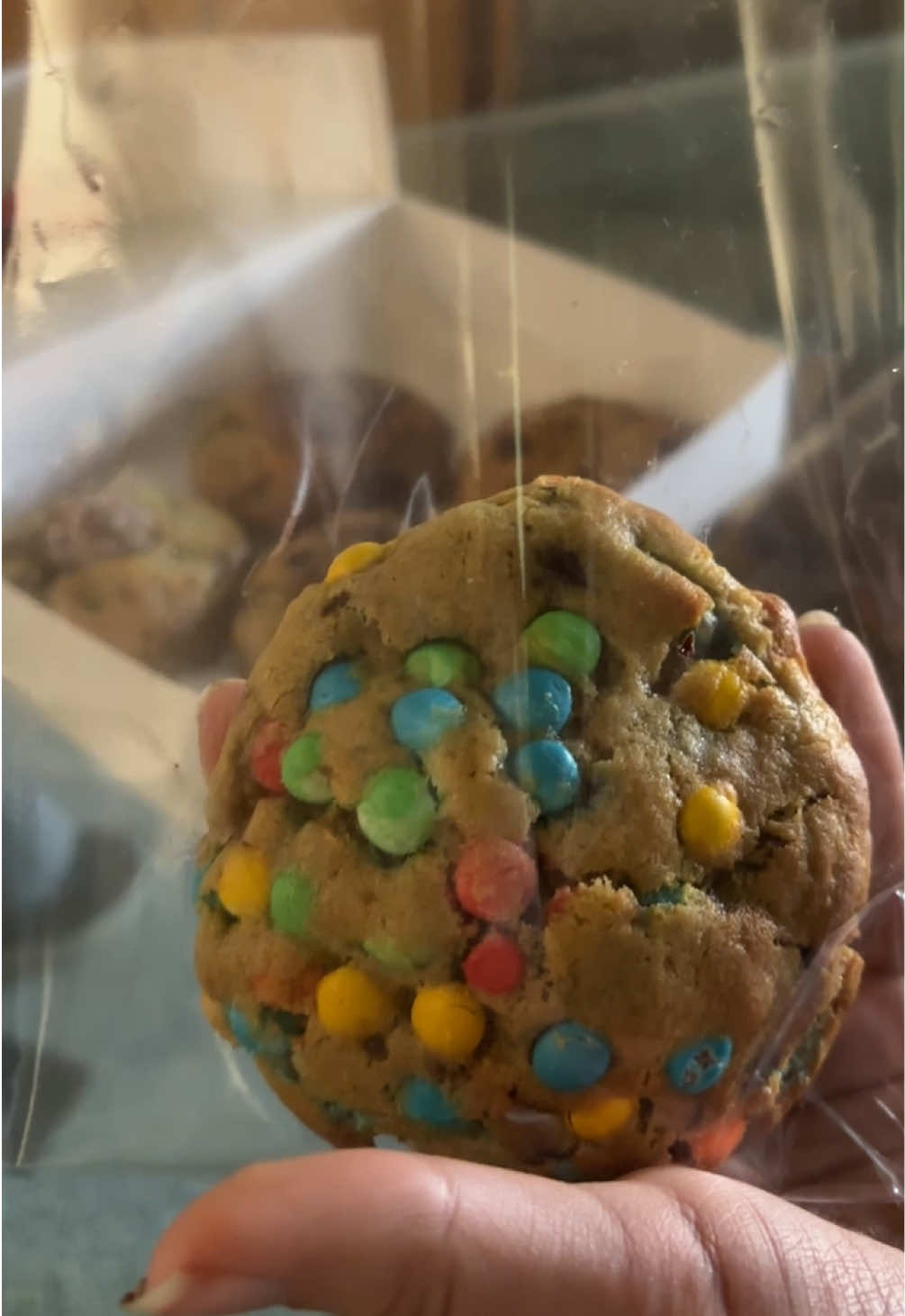 que parte tan divertida ponerlos en la caja. Que poco divertido es cocinarlas y q no se me mezclen🫠 #emprendedor #emprendimiento #cookies #pasteleria #galletas #pedidos 