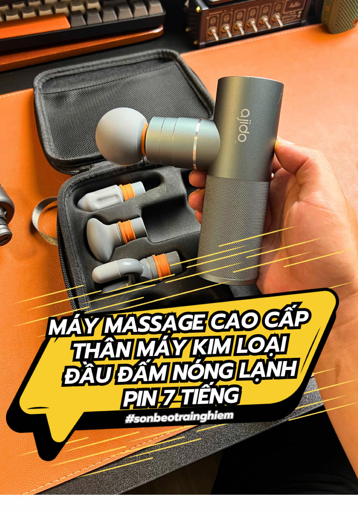 Thân máy làm bằng kim loại, 4 đầu massage. Máy khoẻ, chạy êm, pin sử dụng 5-7 tiếng liên tục. 4 cấp độ tác động lực. Bản mình dùng có thêm đầu nóng lạnh 8-45 độ để thư giãn. Đáng từng xu. #sonbeotrainghiem #ajido #maymassagecamtay #maymassagecovaigay 