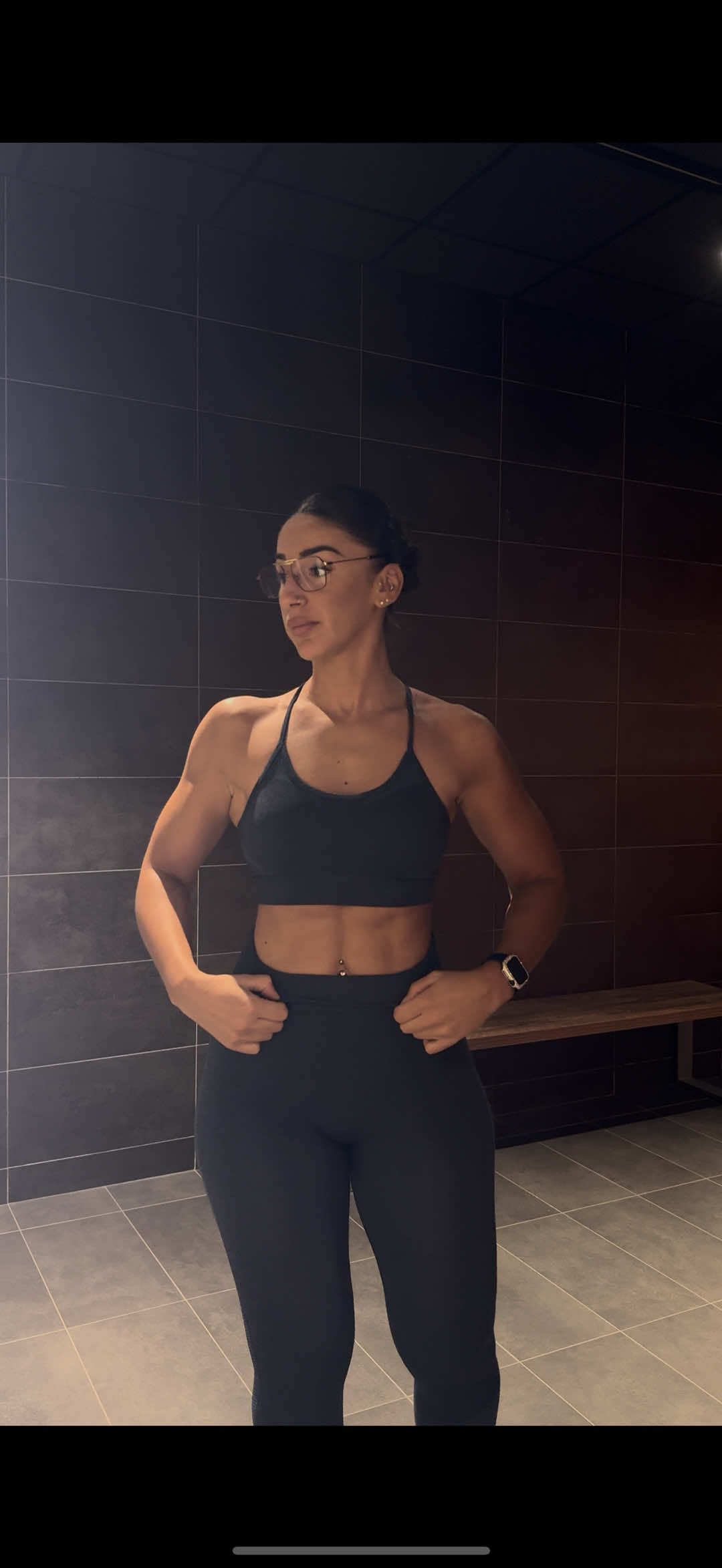 Pas d’excuses, que de la sueur. Pas moins de 1000 squat jumps, 150 burpees, 150 pompes, 150 abdos, fentes, escaliers… Le cardio en PLS les jambes en feu et le mental en acier . 🔥 discipline = on lâche rien.” #CapCut #sportlover #squat #equipe #discipline #coaching 
