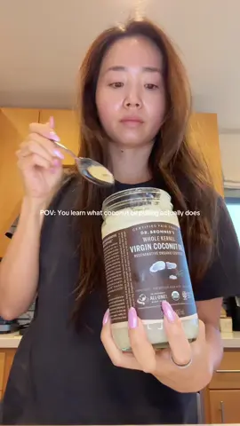 Whitening teeth without pain, less plaque, no bad breath, and healthier gums🥰 #coconutoil #oilpulling #coconutoilpulling #morningroutine #whiteteeth #teethwhitening #oralroutine 