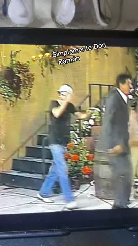 Jajaja don Ramón empujando  al profesor longaniza #donramonyelchavo #ramonvaldes #chavodel8 #chavo #vecindaddelchavo #humor 