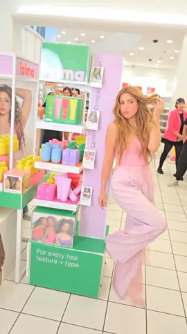 Shakira en la tienda Ulta Beauty en Los Angeles, CA!  #Shakira #Isima #UltaBeauty 