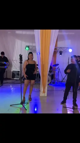 ¡ Feliz Viernes a todos nuestros seguidores ! 😎 les dejamos este tema de la vieja escuela 😃🎤 #rumbacaliente #scz #paratii #musicaenvivo 