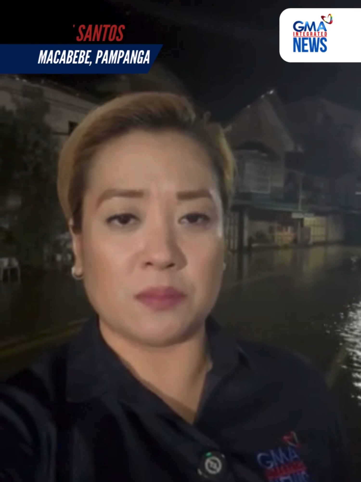 Lubog pa rin sa baha ang ilang lugar sa Macabebe, Pampanga kahit wala na raw nararanasang pag-ulan. Pilit na lang daw lumulusong sa baha ang ilang residente para makapunta sa palengke, bangko at iba pang kailangang gawin sa bayan. | via Jamie Santos/GMA Integrated News