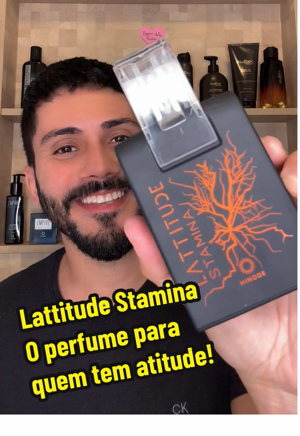 Confiança, atitude e presença — tudo isso em um frasco. O Lattitude Stamina é pra quem não espera acontecer. Vai lá e faz. Com notas de mandarina, âmbar, baunilha e cedro, ele é versátil, marcante e ideal pro homem moderno que enfrenta o dia com estilo. Me conta: esse perfume combina com você? #LatitudeStamina #Hinode  #PerfumeMasculino #PerfumeDoDia #FragrânciaMarcante #AmadeiradoAromático #PerfumeDePresença #DicaDePerfume #PerfumeCheiroso #Autenticidade #PerfumeParaHomem #CuidadosMasculinos #DiaDosPais #HomemConfiante