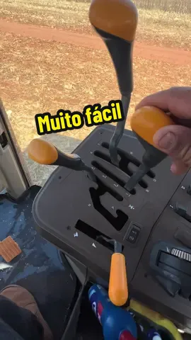 Veja como é fácil operar esse trator #maquinasagricolas 