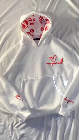 pengen ngasih hoodie sambil puterin lagu ini ke kuping kamu sambek budeg