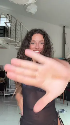 Questa canzone mi piace ma non piace però entra in testa #wlw #dance 