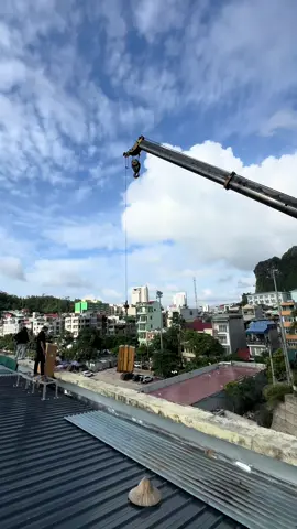 Cẩu dàn nóng lên Nóc nhà !