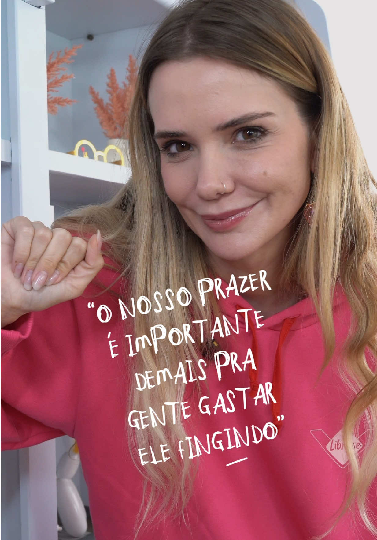 Nesta quinta-feira foi celebrado o dia do Org@sm0 e precisamos falar de algo que ainda acontece demais nas camas por aí: fingir org@sm0!  Parece inocente mas fingir pode estar atrapalhando muito seu prazer e sua vida sexu@l! Porque te afasta de conversas importantes com sua parceria, da descoberta do que realmente dá prazer e pode atrapalhar até sua libido!  Então em pleno 2025, eu e @libresse_brasil te convidamos a fingir menos e explorar mais 💜 #LibresseBrasil #MenstruarÉNormal #MenstruaçãoReal 
