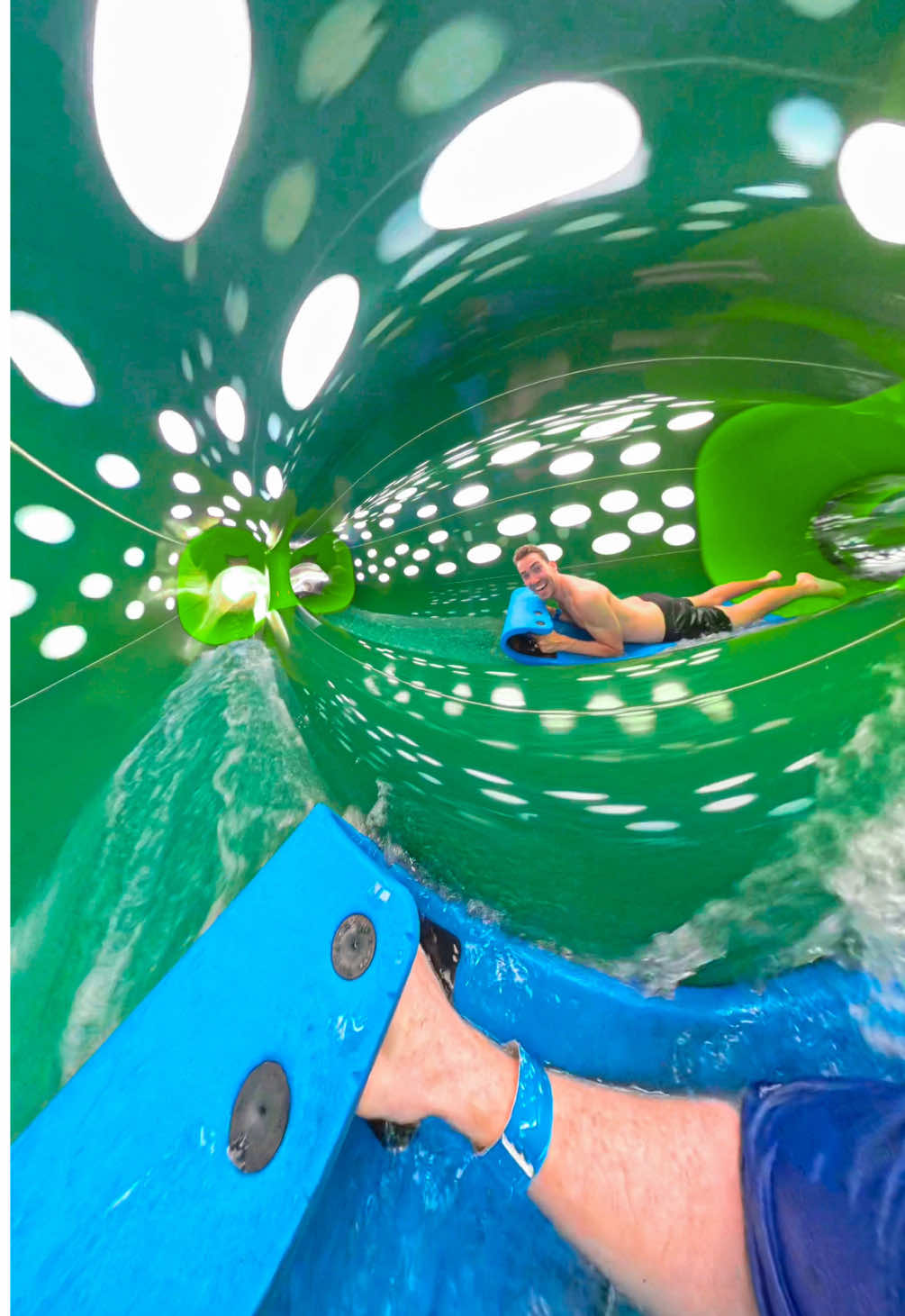Do you want to try this racing waterslide? 🤔🏁 Warped Wagons is a two-lane mat slide featuring translucent light effects and several points where you can see your opponent. In total, more than 200 different waterslides can be found in the many outdoor and indoor waterparks of @Wisconsin Dells. Warped Wagons is located at the Wilderness Resort Waterpark in Wisconsin Dells. 🇺🇸 🙌 @Wilderness Resort #lovethedells #waterpark #waterslide #adrenaline #race #slide