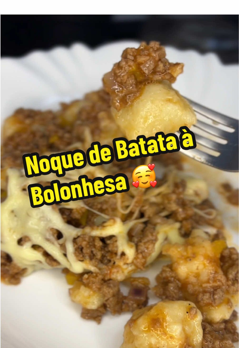 Tô com fome… e você também vai ficar! 😋 Ingredientes: ▪️6 batatas médias; ▪️2 xícaras de farinha de trigo; ▪️1 gema; ▪️800g de carne moída; ▪️Molho de tomate; ▪️Extrato de tomate; ▪️Tempero a gosto. Comecei cozinhando seis batatas com casca em água fervente com sal. Ainda quentes, descasquei e amassei com um garfo, temperando com pimenta-do-reino e ajustando o sal. Deixei esfriar completamente, então adicionei a gema e fui incorporando a farinha de trigo aos poucos, até dar o ponto. Depois, enrolei a massa, cortei em pequenos pedaços e cozinhei em água fervente, aos poucos. Quando os nhoques subirem à superfície, é só retirar e reservar. Finalizei com molho à bolonhesa e queijo ralado por cima.  #receitasimples #receitasfaceis #nhoquedebatata #molhobolonhesa 