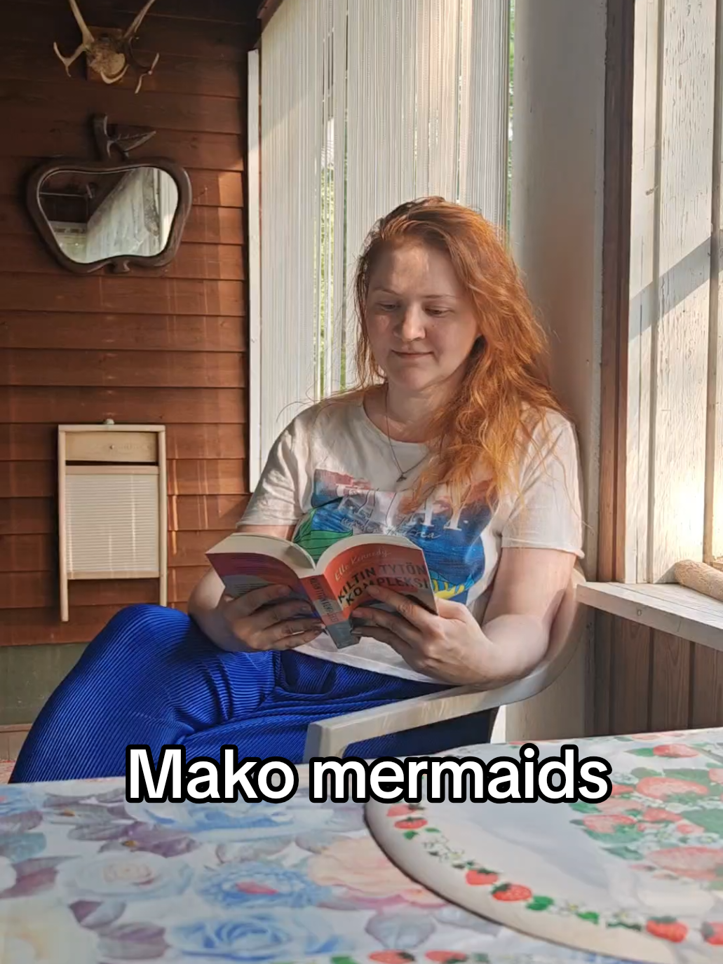 Kesän pakollinen merenneidoksi muuttumisvideo 🧜‍♀️✨ Ps. Kirjaa ei vahingoitettu kuvauksissa 📚 #makomermaids ##mermaids #mermaidtail #merenneito #kesä #uinti 