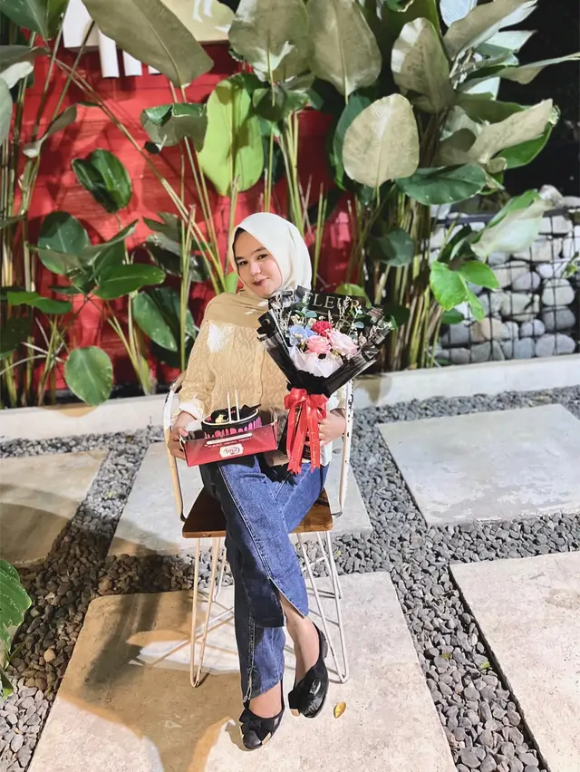 🥰🧏🏻‍♂️👀