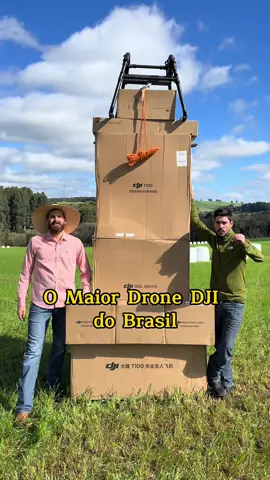 O FINAL É LOUCURA  O novo DJI Agras T100 vem pra trazer mais rendimento e economia ao produtor! Com a facilidade de alternar entre pulverização, dispersão de sólidos e agora transporte de cargas! #primosagro #drone #agro #dji #produtorrural #jaoeseuduardo #djiagriculture #agronomo #publi #viral #agronomia #tecnologia #humor @João Vitor Castro @SeuDuardo 