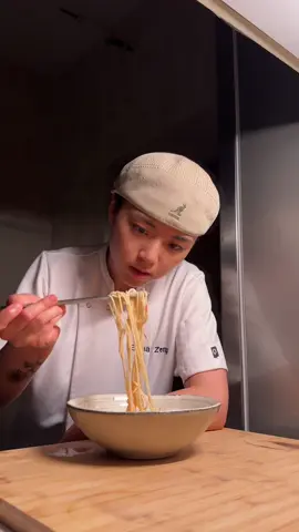NOODLES FREDDI CON GAZPACHO DI POMODORO E PESCHE 🍅🍑 A volte fa così caldo che non ho voglia di cucinare o di accendere un fornello, quindi mi faccio questi noodles freddi che devo dire sono un ottimo compromesso. Voglio fare altri gusti, oltre che a pomodoro e pesca che dite?  #STAYZEN  #zenghiintheroom 