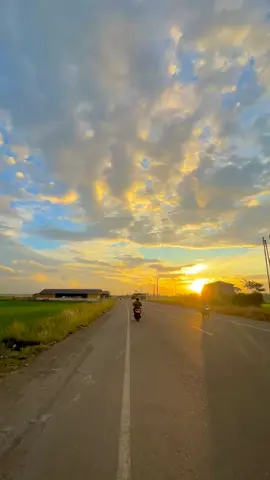 kalau gak merantau ke aceh gabakal dapet pengalaman motoran sore dengan view secantik ini🌅🌟#aceh #senja 