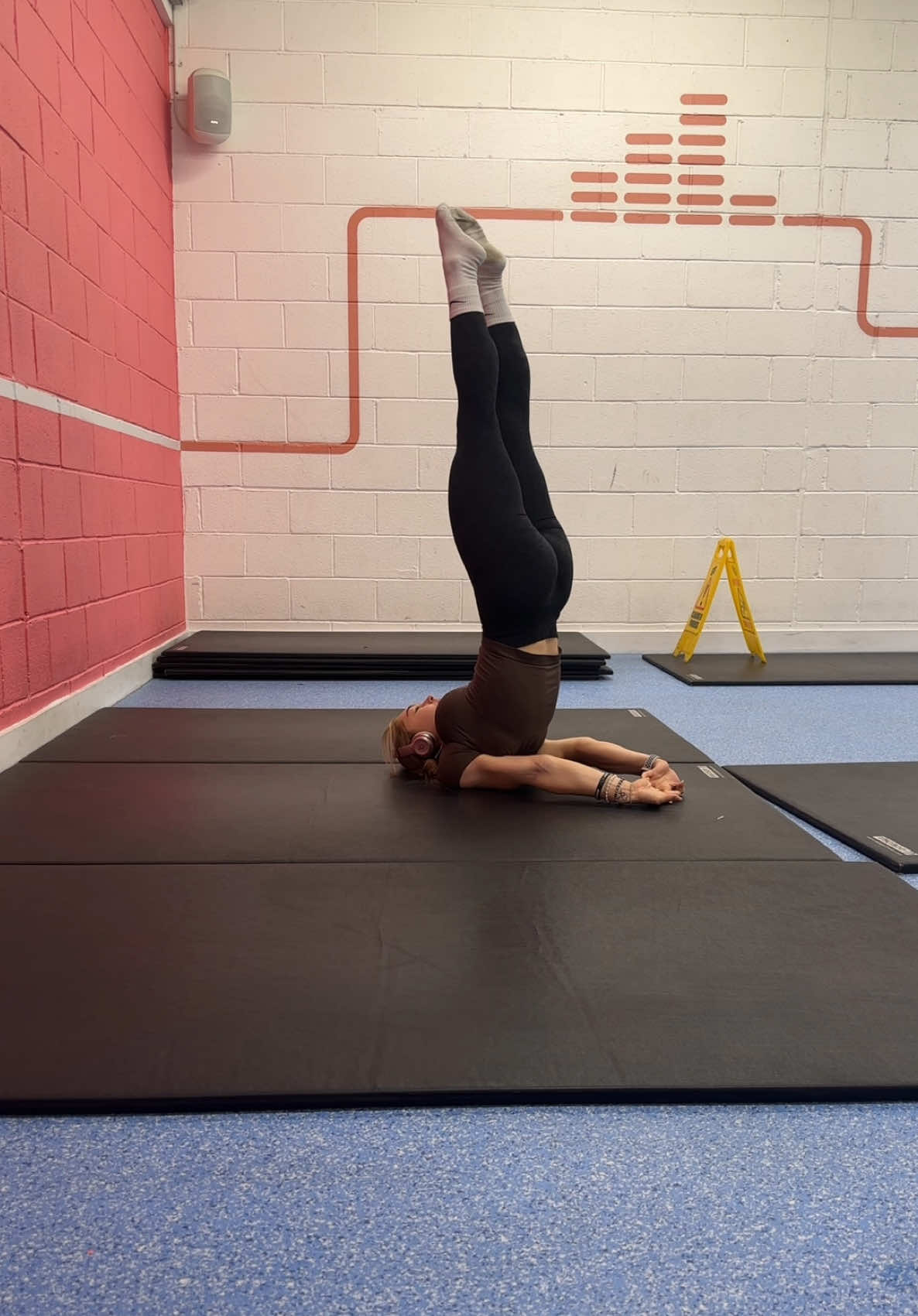 My chest made this hella challenging icl 🫠 idk why they’ve changed the layout of the mats in my gym :’(  #stand #challenge #gym #hard #fyp 