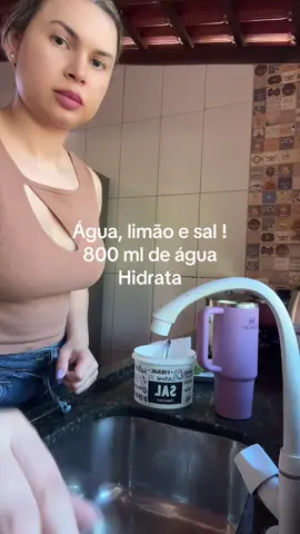 Se você está tomando 800 ml de água + limão + 2 mg de sal integral (como sal rosa), aqui está o que essa combinação pode te oferecer de forma natural: 🍋 Benefícios da água com limão e sal (em jejum ou ao longo do dia) 	1.	Hidratação profunda e mais eficiente A adição de uma pequena quantidade de sal ajuda a reter melhor os líquidos, e o limão oferece potássio e vitamina C, o que melhora a absorção da água pelas células. 	2.	Reposição de eletrólitos O sal fornece sódio (e outros minerais, se for sal integral), ajudando a manter o equilíbrio eletrolítico — essencial para músculos, sistema nervoso e energia. 	3.	Desintoxicação leve e natural A água com limão estimula o fígado e melhora o processo de eliminação de toxinas, especialmente se tomada em jejum. 	4.	Estimula o sistema digestivo O ácido do limão e o sal ativam a produção de suco gástrico, o que pode melhorar a digestão e reduzir inchaços. 	5.	Pele mais saudável A vitamina C do limão + hidratação + minerais = suporte para uma pele com mais viço, menos ressecada. 	6.	Alcaliniza o corpo Apesar de o limão ser ácido, no corpo ele tem efeito alcalinizante, ajudando a equilibrar o pH corporal (o que muitos associam à prevenção de inflamações). 	7.	Ajuda a reduzir câimbras e fadiga muscular Principalmente se você treina ou sua bastante, esse “soro natural” leve pode prevenir perda de minerais importantes. ⸻ 💧⚠️ Dicas importantes: 	•	Use sal integral de verdade (rosa do Himalaia, marinho, celta etc.). 	•	A dosagem ideal de sal é bem pequena — cerca de 1 a 2 gramas dependendo da sua necessidade, o ideal seria algo como 1/4 de colher de café (~1g). 	•	Sempre converse com seu nutricionista se tiver pressão alta, problemas renais ou dúvidas sobre retenção de líquidos.#TreinoFeminino #ProjetoGlúteo #Creatina3em1 #desincharbarriga 
