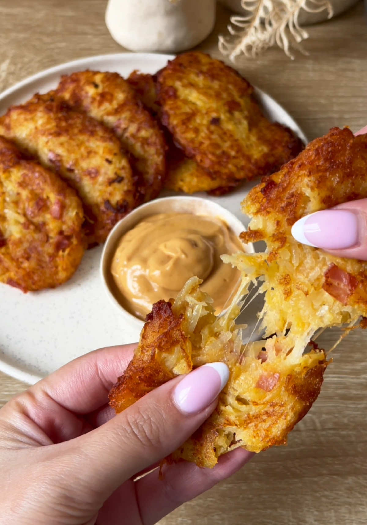 Galettes de pomme de terre fromage et jambon 😋 RÖSTIS 🥔 Ingrédients : - 6 pommes de terre  - 1 œuf  - 2 tranches de jambon  - 1 poignée de fromage râpé  - sel, poivre, paprika  - huile  Ingrédients pour la sauce : - 2 cac de mayonnaise  - 2 cac de ketchup  - 1 cac de moutarde  Bon app ✨ #galettedepommedeterre #pommedeterre #patate #recette #cuisine #recettefacile 