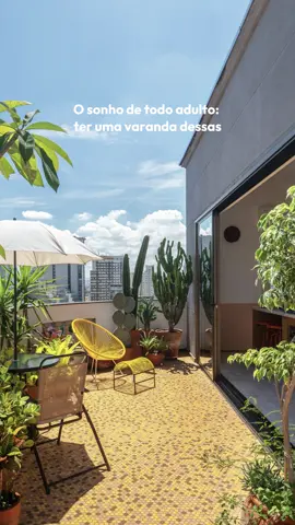 Quem tbm sonha em ter uma varanda gostosa como essas pra curtir os momentos de descanso, levanta a mão!! Se você tá nessa fase de buscar e salvar inspirações pra sua futura casinha dos sonhos, a dica hoje é navegar pelo nosso Pinterest!! Sabia que por lá a gente tem pastas divididas por ambientes??? Ou seja: dá pra encontrar tooooodas as varandas e jardins que publicamos até hoje num só lugar! Facinho, hein? #historiasdecasa #todacasatemumahistoria #decoração #decor #casa #arquitetura #reforma #architecture #varandas #varandinha #jardim #apecomvaranda