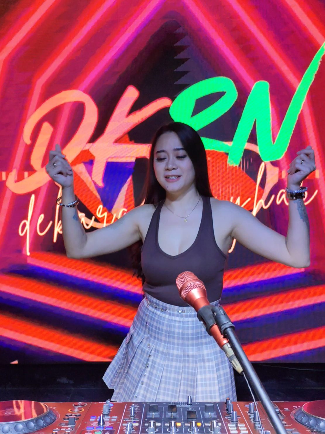 DJ DEKARANI Voice In My Head💃 #djdekarani #voiceinmyhead #eventdj #livedjshow #clubmalam #hiburanmalam #hotelroyalvip #kotaindahjakarta 