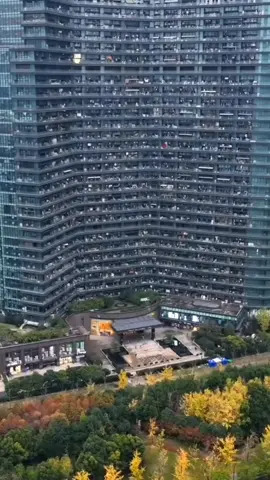 C'est le plus grand bâtiment résidentiel du monde qui se trouve en Chine : ce colosse de l'habitation est le Redden Park International Center, situé à Hangzhou en Chine. 