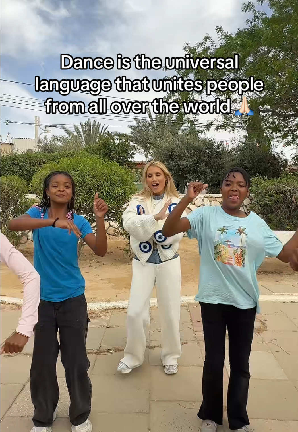 I met these beautiful girls in Israel and the first thing that bonded us was our love for dance and music 🥹💃🏼💃🏾🎶 #dance #unite 