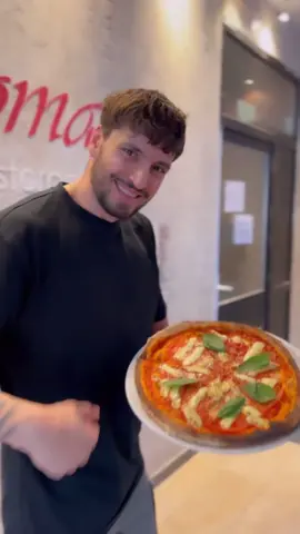 Stencil Art - Schablonentechnik im italienischen Restaurant 🍕  Wir durften den Eingangsbereich kreativ gestalten. Nahtlose Tapete an der Decke, Schablonentechnik an den Wänden mit individuellen Schablonen.   #malermeister #artist #maler #asmr #asmrslime #bau #stencil #stencilart #schablone #art #kunst #pizza #restaurant #handmade #renovation #viral #contentcreator #roma #passion #inspo #DIY #logo #modern #trend #unikat #spachteltechnik  @kreativtobi @FUNKTIONSFLÄCHENTEXTIL (FFT) 