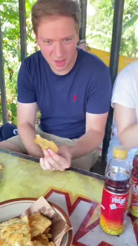 Bule prancis pertama kali mencoba tempe goreng dan. Singkong goreng ternyata enak 🤤 #promoseruweekend #promomakangajian #fyppppppppppppppppppppppp #cyclingtour #yogyakartacity #tourism #yogyakarta #tourandtravel #merapiuncover #indonesia #indonesia #desa #france🇫🇷 #tempe #cycling 