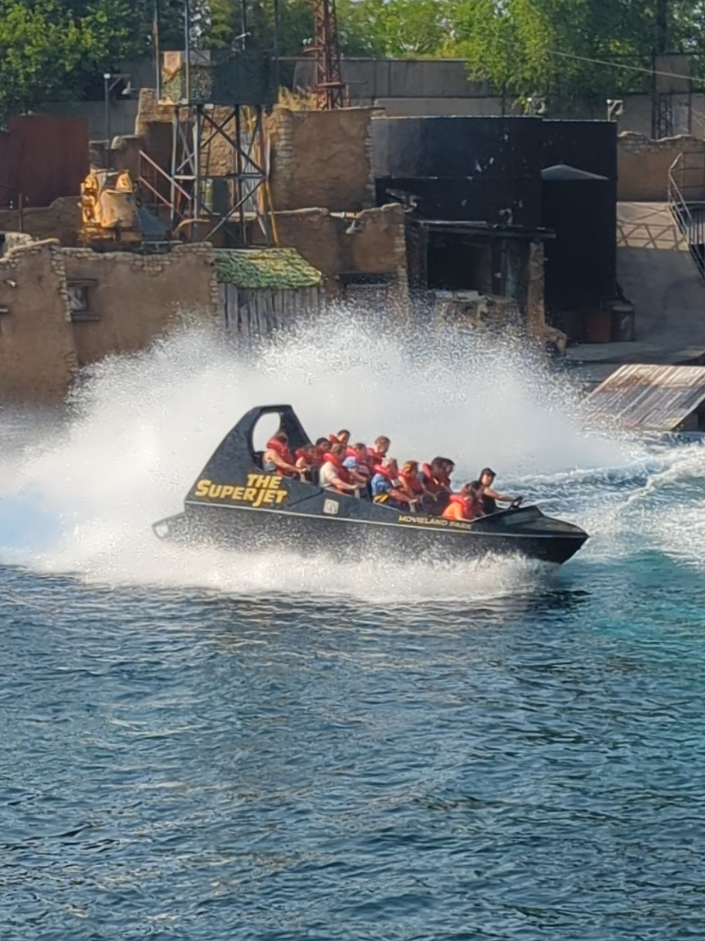 We've never ridden a ride like this at a theme park before! Have you been to Movieland? have you ridden superjet?  #pottsinparks #superjet #super #jet #movieland #movie #italy #themepark #themeparktiktok #themeparks #themeparkenthusiast #speed #speedboat #boat #show  @CanevaWorld Resort 