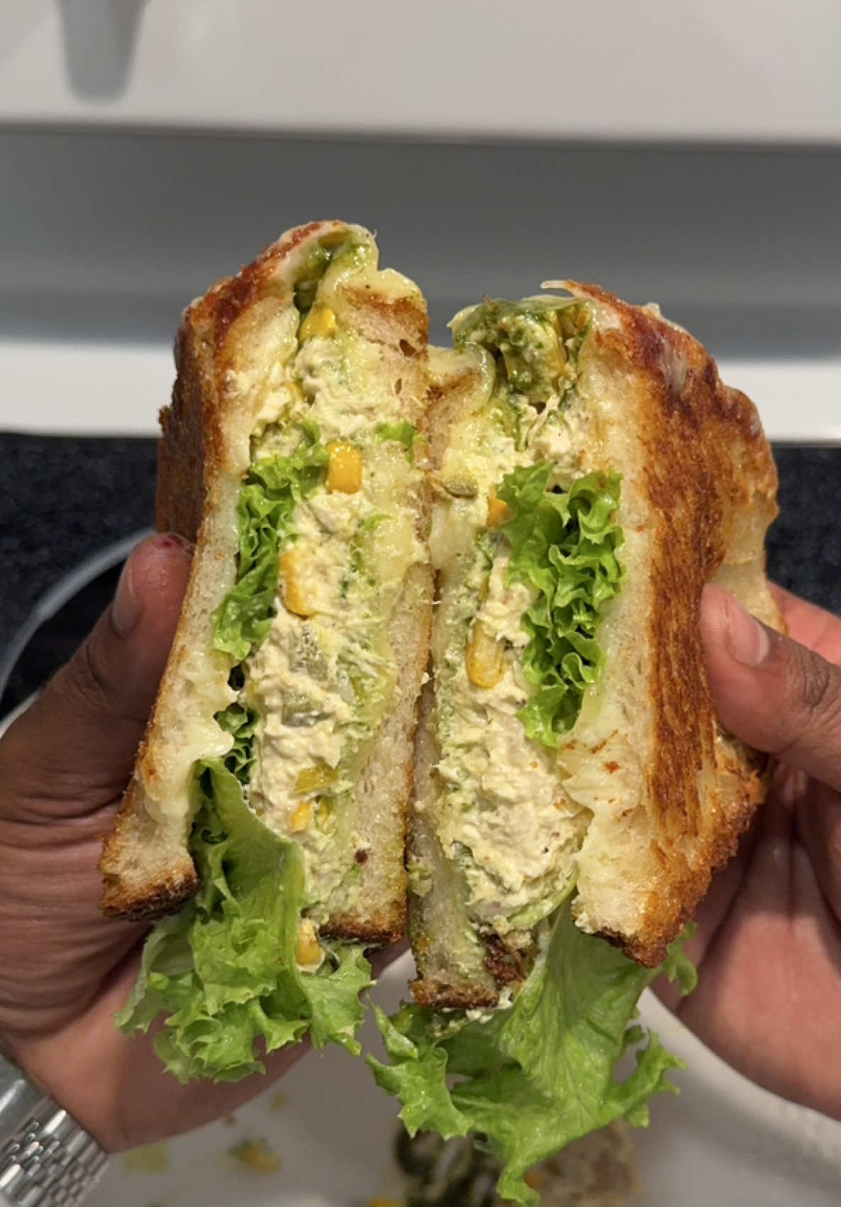 شطيرة السنعات المقادير: دجاجة شواية مخلل هالابينو  بصل مفروم ذرة مايونيز بيستو خردل خس جبن مازوريلا جبنت مونتري جاك خبز ساوردو ‏Ingredients ‏Rotisserie chicken ‏Pickled jalapenos ‏Chopped onion ‏Corn ‏Mayonnaise ‏Mustard ‏Lettuce ‏Mozzarella cheese ‏Monterey Jack cheese ‏Sourdough bread #explore #fyp #ضاعن #شطاير_على_الطاير 