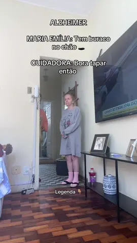 ⚠️ 🚨Atenção: tapetes, panos e afins não combinam com casas onde moram idosos seja com Alzheimer ou não. Eles são um risco real para quedas!‼️ Mas hoje, por aqui, abrimos uma exceção… só pra tapar um buraco imaginário que a Maria Emília jurava estar no chão. 🕳️🧠 Se o delírio apareceu, a solução veio rapidinho: pano no buraco e fim do problema! No Alzheimer, às vezes a gente precisa mais acolher do que corrigir. E tudo bem🤷🏾‍♀️♥️ #alzheimer #delirio #cuidado 