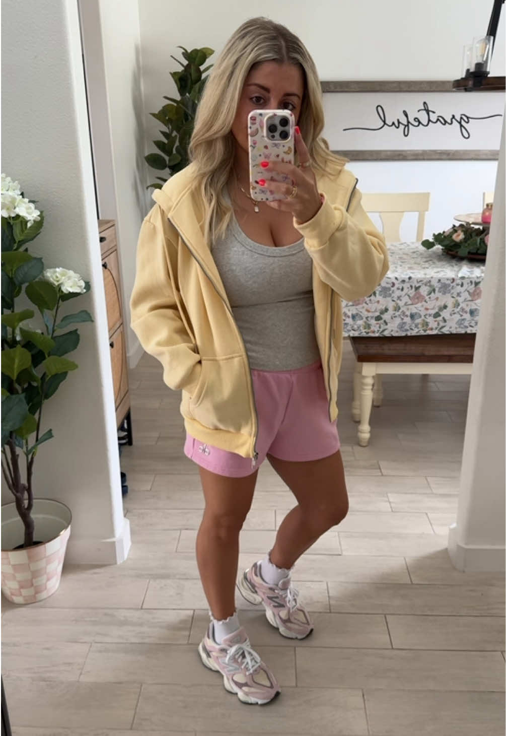 The perfect oversized zip up hoodie! 