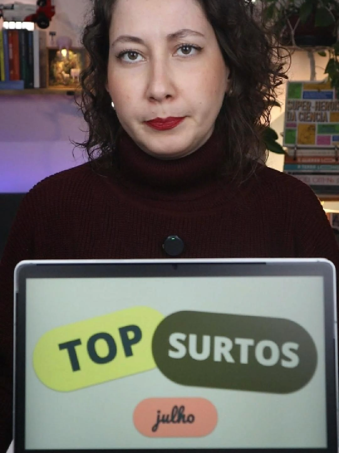 No dia 07/08 sai no nosso canal no YouTube um vídeo mais completo explicando cada um dos surtos  . Esses foram os Top surtos de junho de 2025 que chegaram até o nosso inbox.  .  5° lugar: Colocar coisas no café (canela, gengibre, cravo, cacau...)  4° lugar: Salsicha, bacon e presunto estão no mesmo grupo do cigarro para risco de câncer  3° lugar: Mulher grávida que toma banho quente por 15 minutos tá fumando um cigarro por dia  2° lugar: Odontologia biológica  1° lugar: Achocolatado é o melhor pós-treino  .  Referências:  - Lista de classificação de agentes carcinogênicos para humanos da IARC:  monographs.iarc.who.int/list-of-classifications/  - Conselho federal classifica 'odontologia biológica' como pseudociência e denuncia prática à AGU. UOL, via Estadão. https://x.gd/6cAh2   O estudos de achocolatado:  - Pritchett K, Pritchett R. Chocolate milk: a post-exercise recovery beverage for endurance sports. Med Sport Sci. 2012. doi: 10.1159/000341954.  - Born KA, et al. Chocolate Milk versus carbohydrate supplements in adolescent athletes: a field based study. J Int Soc Sports Nutr. 2019. doi: 10.1186/s12970-019-0272-0. . #AprendaNoTikTok #STEMTok #café #achocolatado #leitecomchocolate