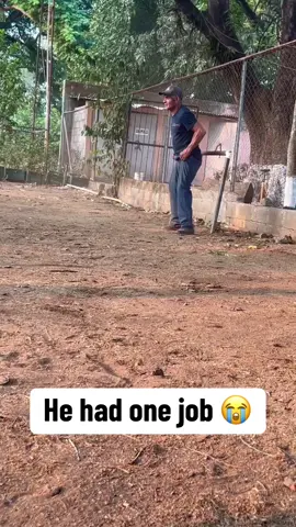 How’s he letting it go through his legs 😭 #goalkeeper #streetfootball #streetsoccer #funny #footymemes #baller #foryou #fy #4u #trending (Via ViralHog)