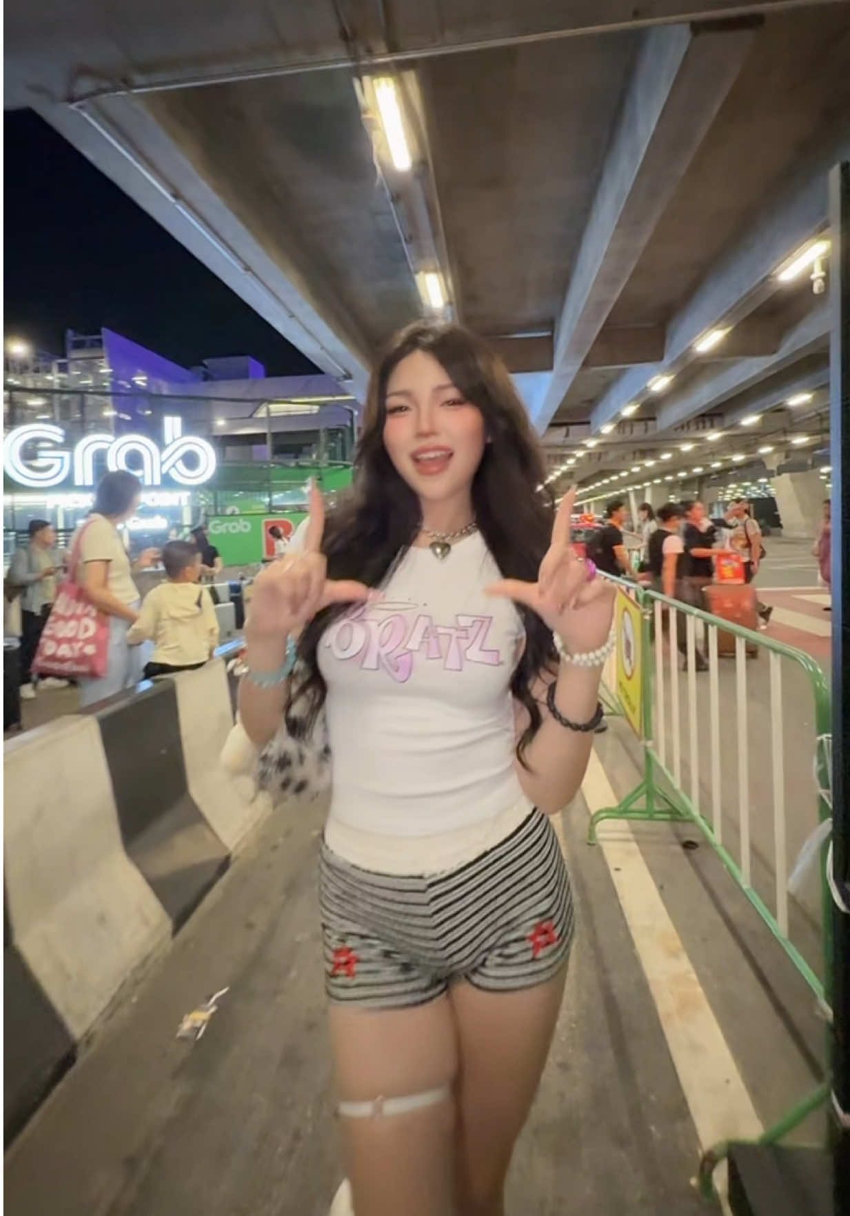 Bangkok says ‘i love you’!!!🤍🤍🤍
