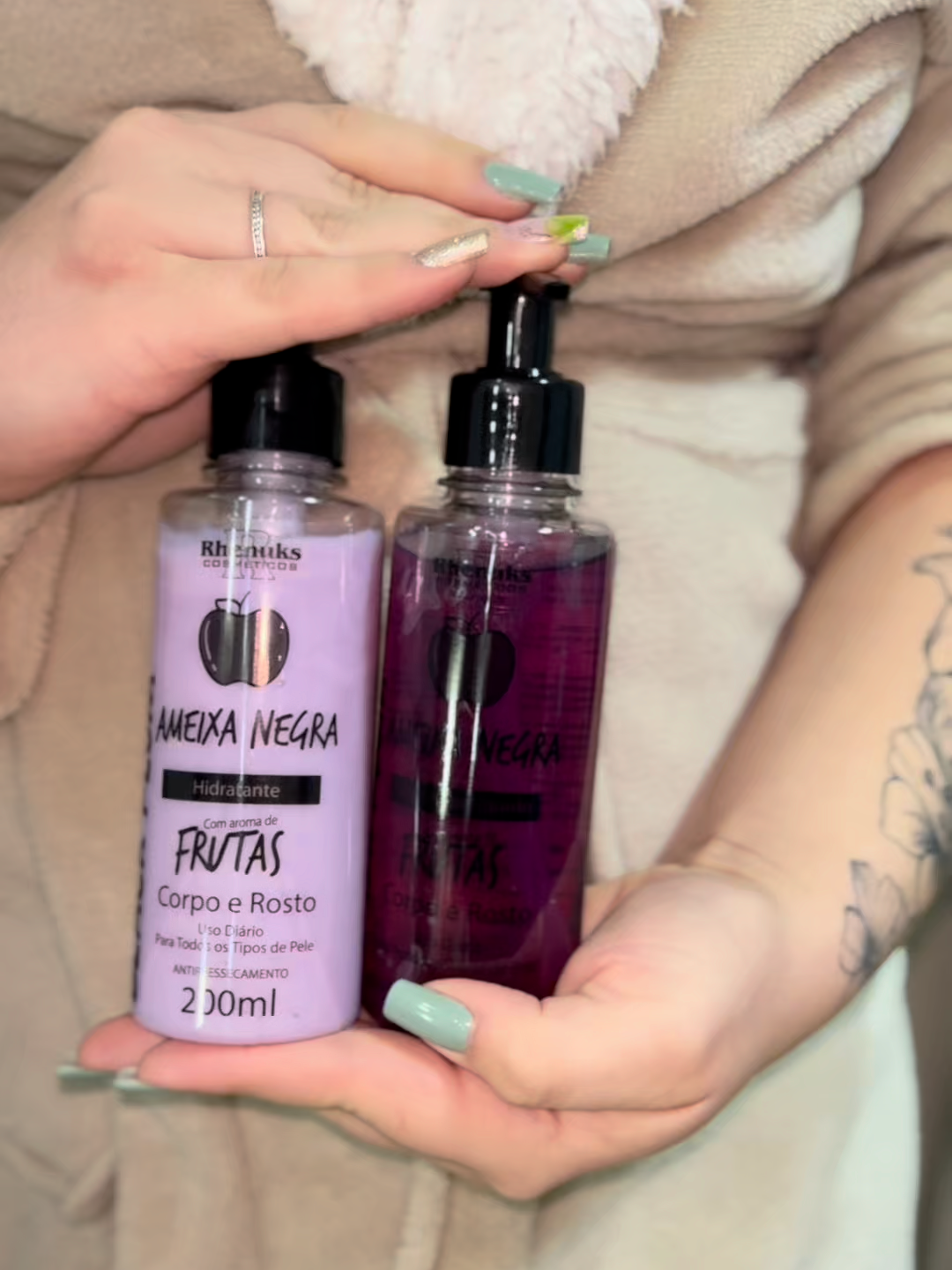 💜 Cheirinho de ameixa que fica na pele o dia todo! Sabonete líquido + hidratante = dupla do autocuidado 🛁✨ #Rhenuks #CheiroDeAmeixa #AutocuidadoQueAmamos #PeleMacia #SkincareDeBanho #FicaADica